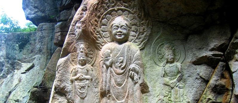 百済の微笑み 瑞山磨崖如来三尊像　韓国忠清南道